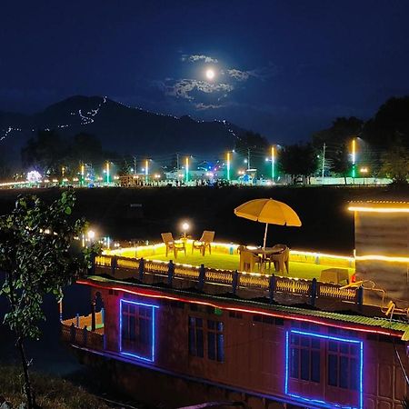 Houseboat Karima Palace Srīnagar Exteriér fotografie