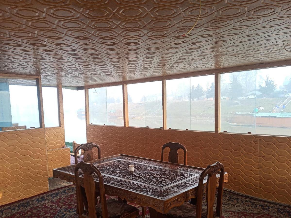 Houseboat Karima Palace Srīnagar Exteriér fotografie
