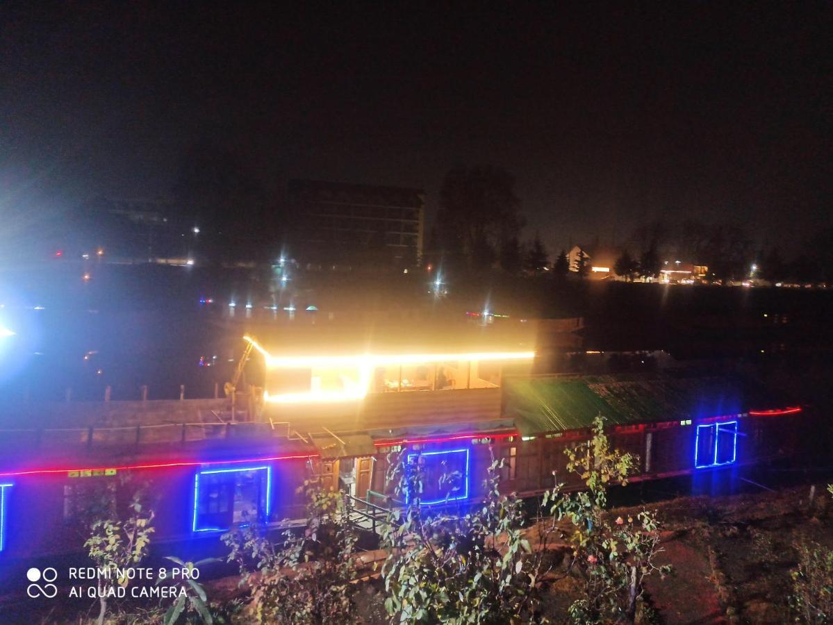 Houseboat Karima Palace Srīnagar Exteriér fotografie