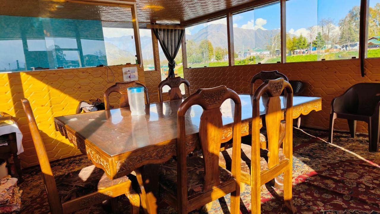 Houseboat Karima Palace Srīnagar Exteriér fotografie