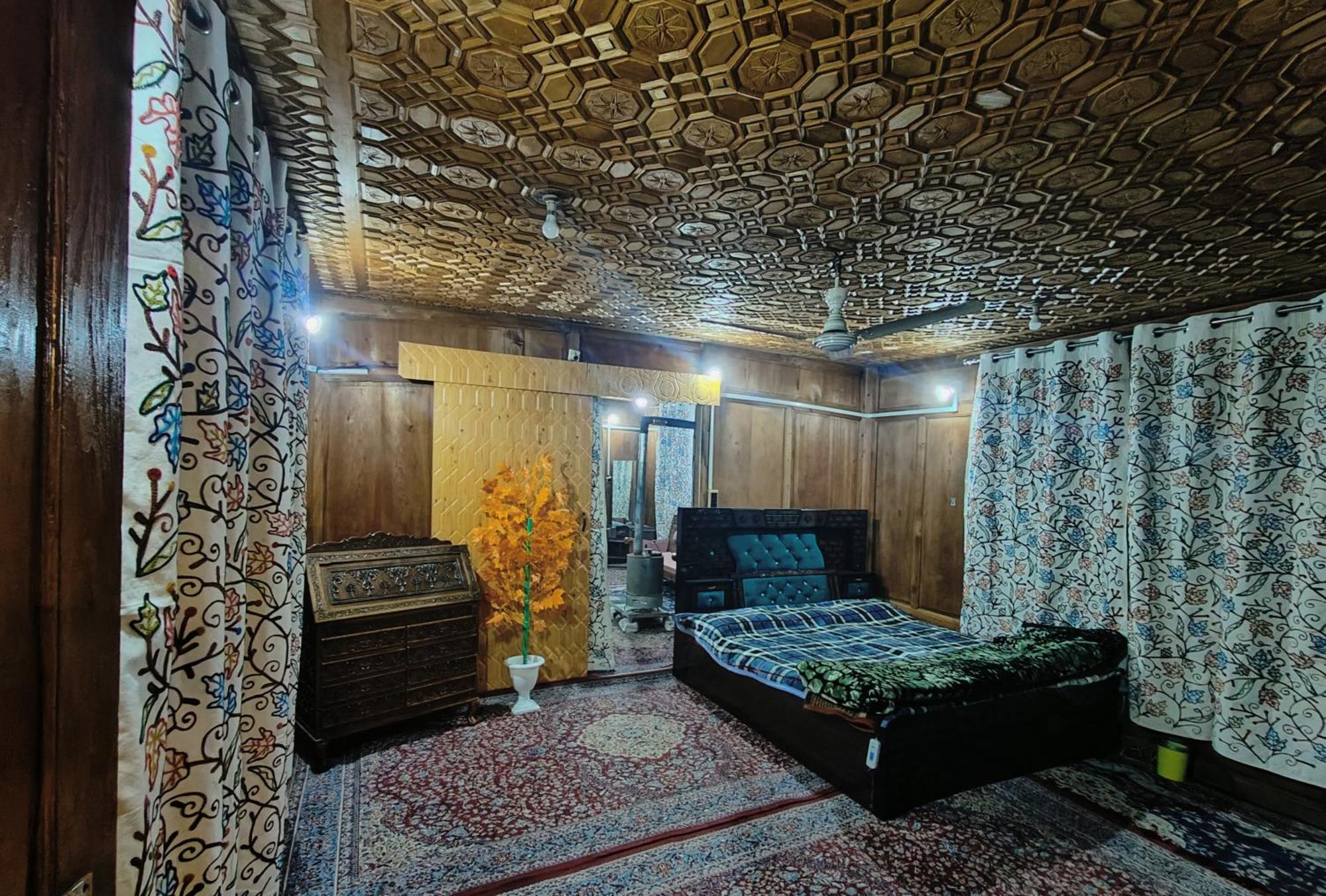 Houseboat Karima Palace Srīnagar Exteriér fotografie