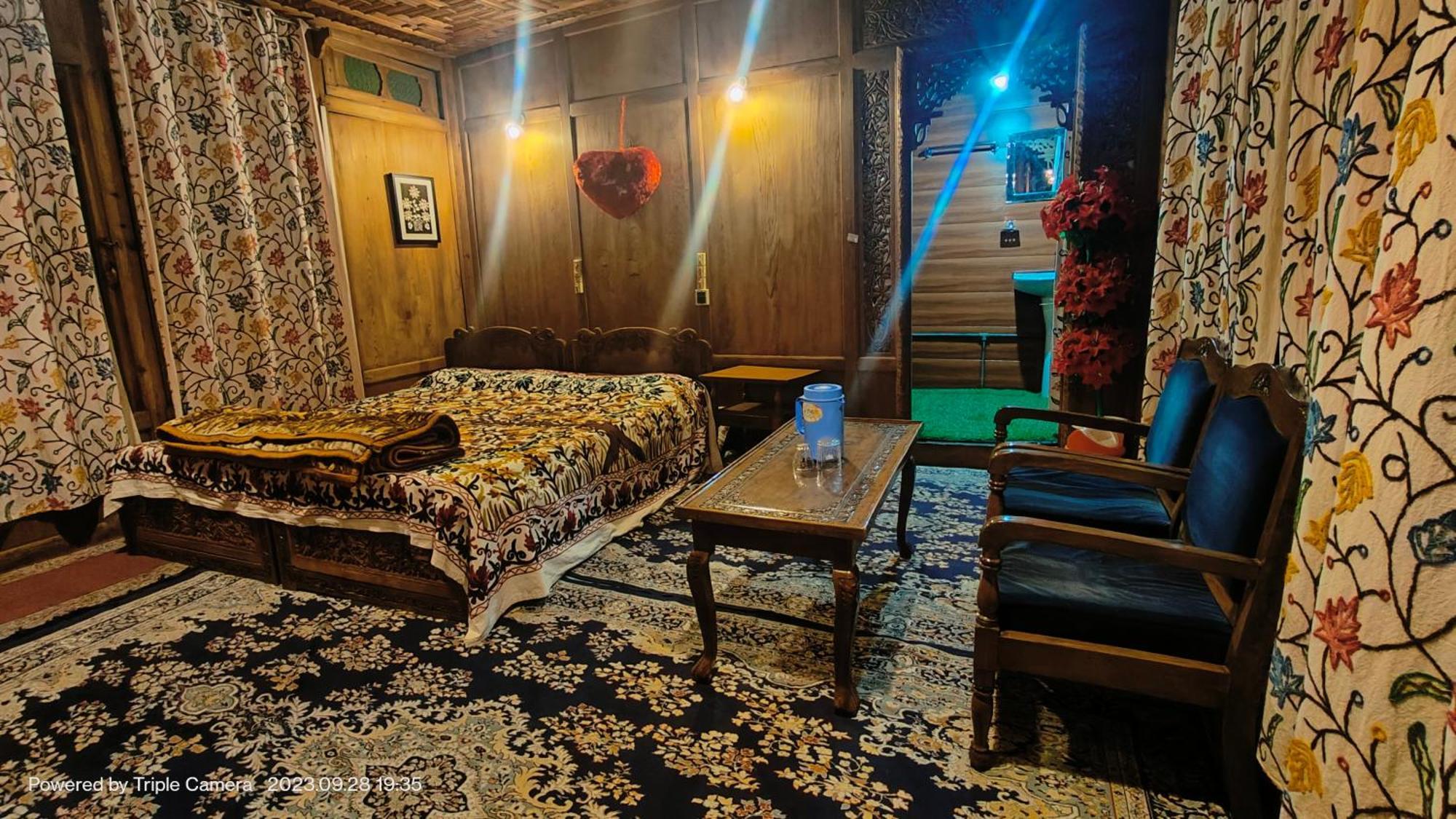 Houseboat Karima Palace Srīnagar Exteriér fotografie