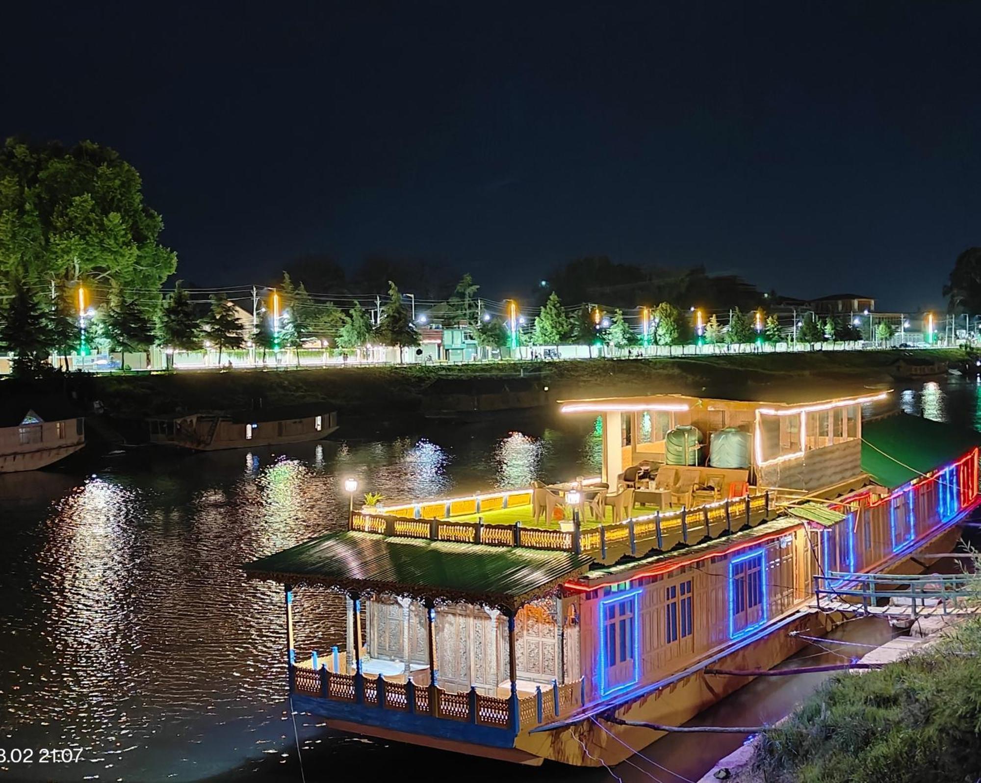 Houseboat Karima Palace Srīnagar Exteriér fotografie