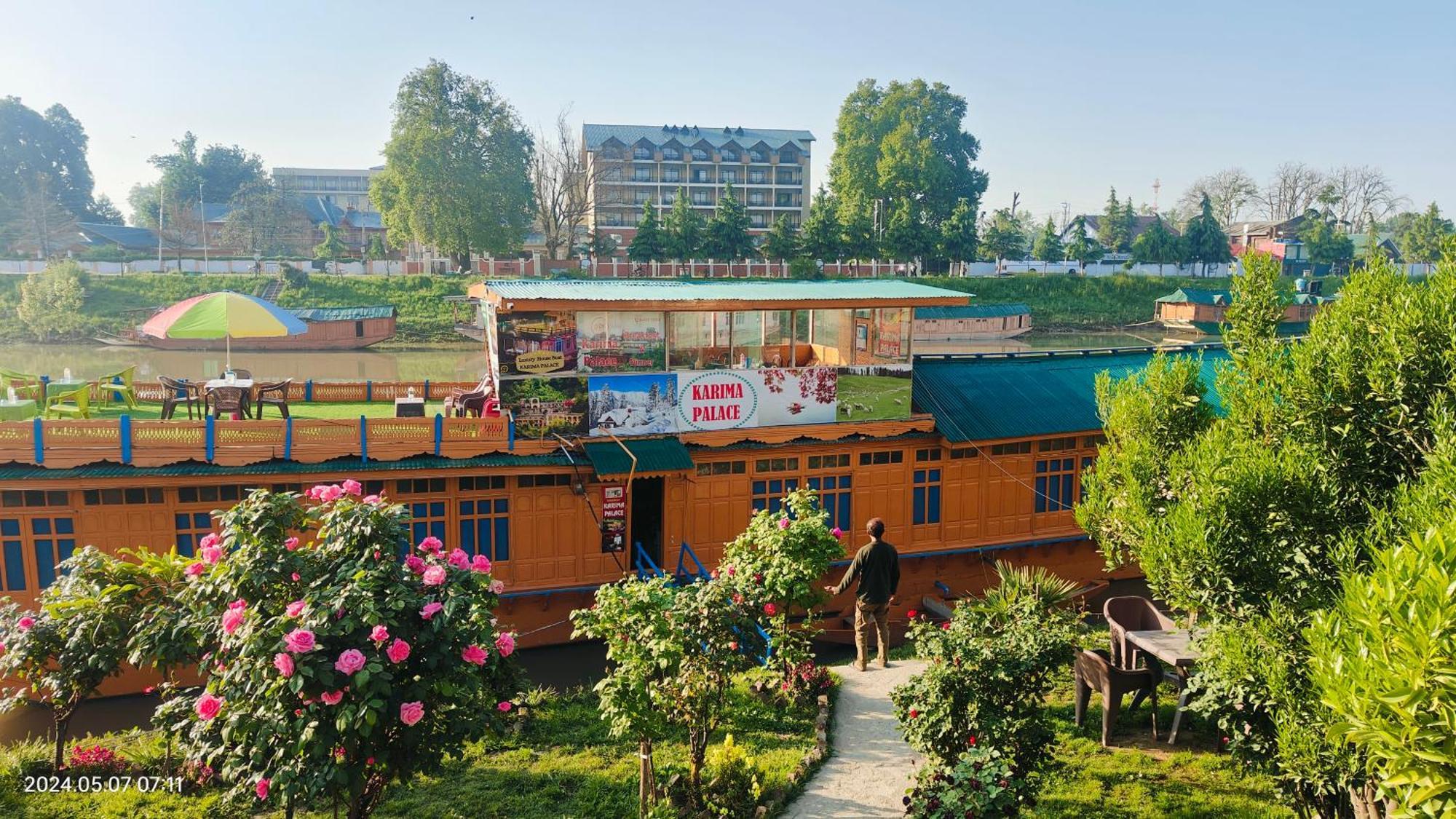 Houseboat Karima Palace Srīnagar Exteriér fotografie