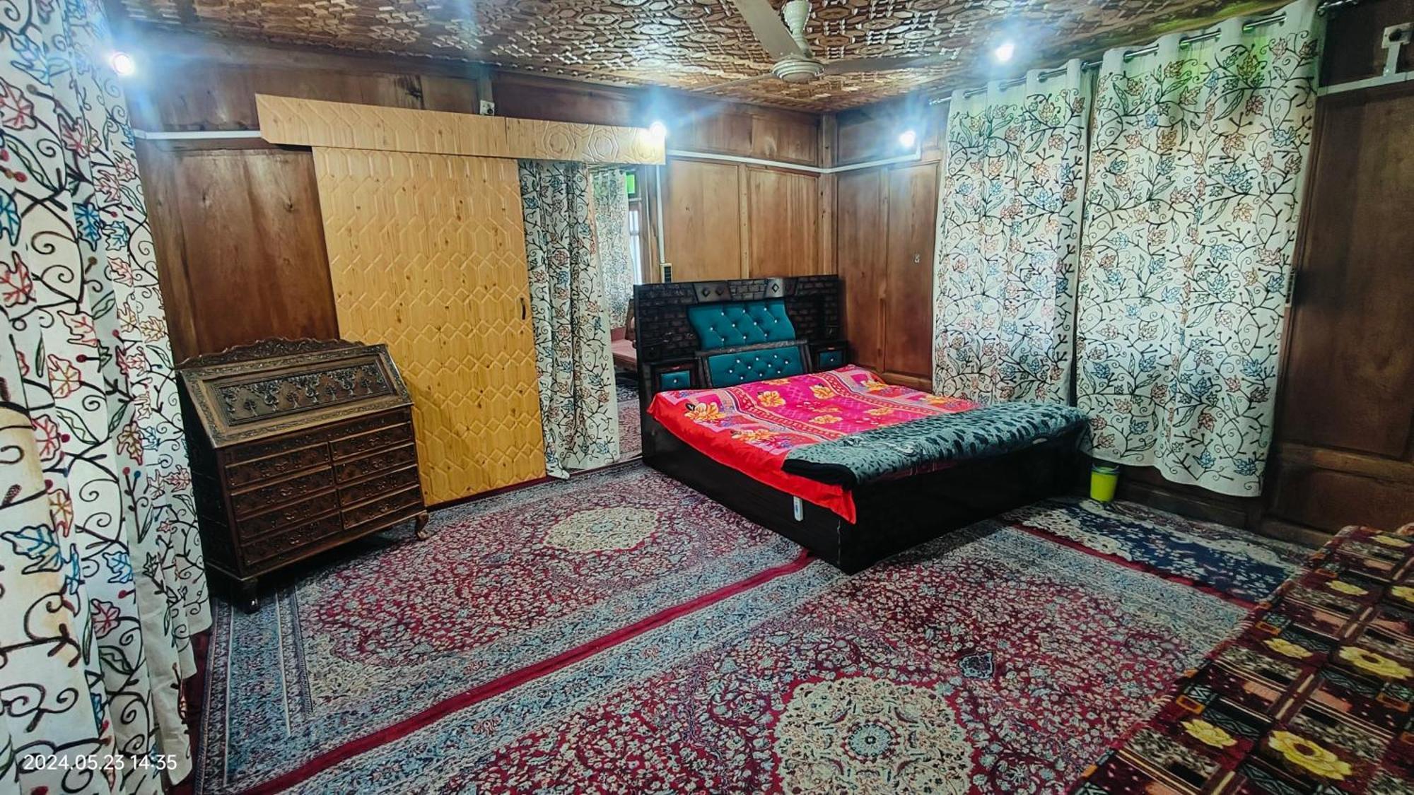 Houseboat Karima Palace Srīnagar Exteriér fotografie