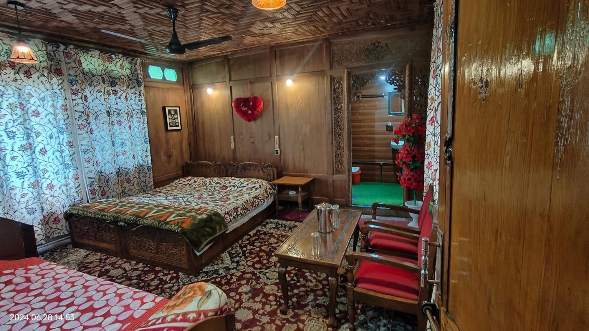 Houseboat Karima Palace Srīnagar Exteriér fotografie