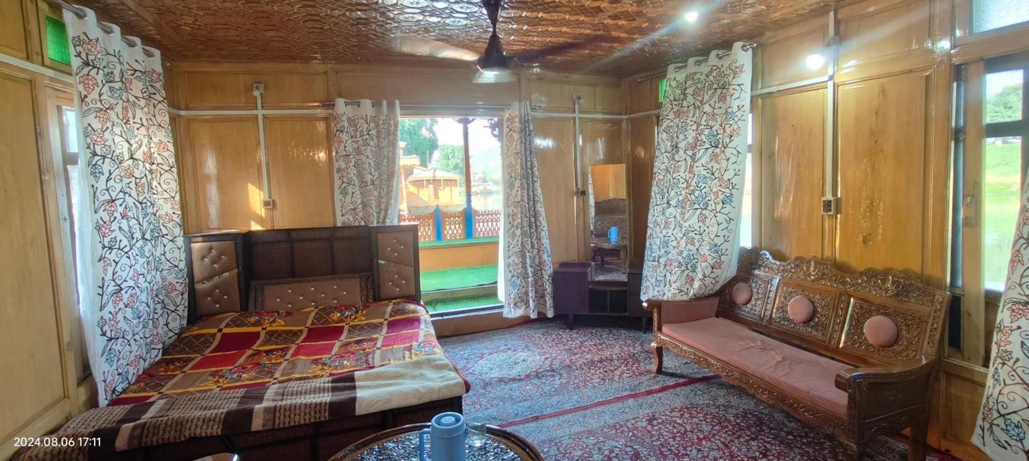Houseboat Karima Palace Srīnagar Exteriér fotografie